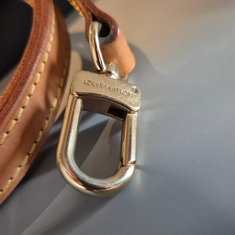 Détail du fermoir en métal Louis Vuitton – gravure nette et cuir patiné clair