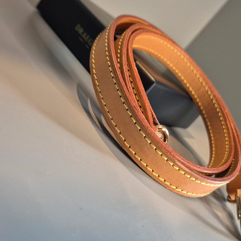 Zoom sur le cuir lisse et surpiqûres beiges – finition impeccable