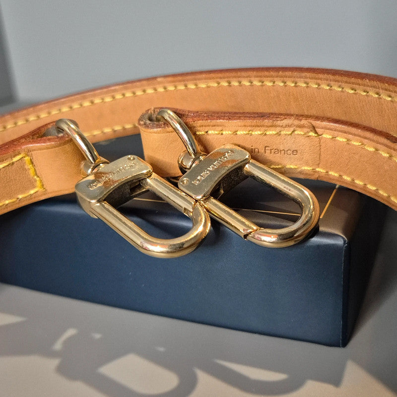 Détail du crochet – mousqueton Louis Vuitton en laiton doré