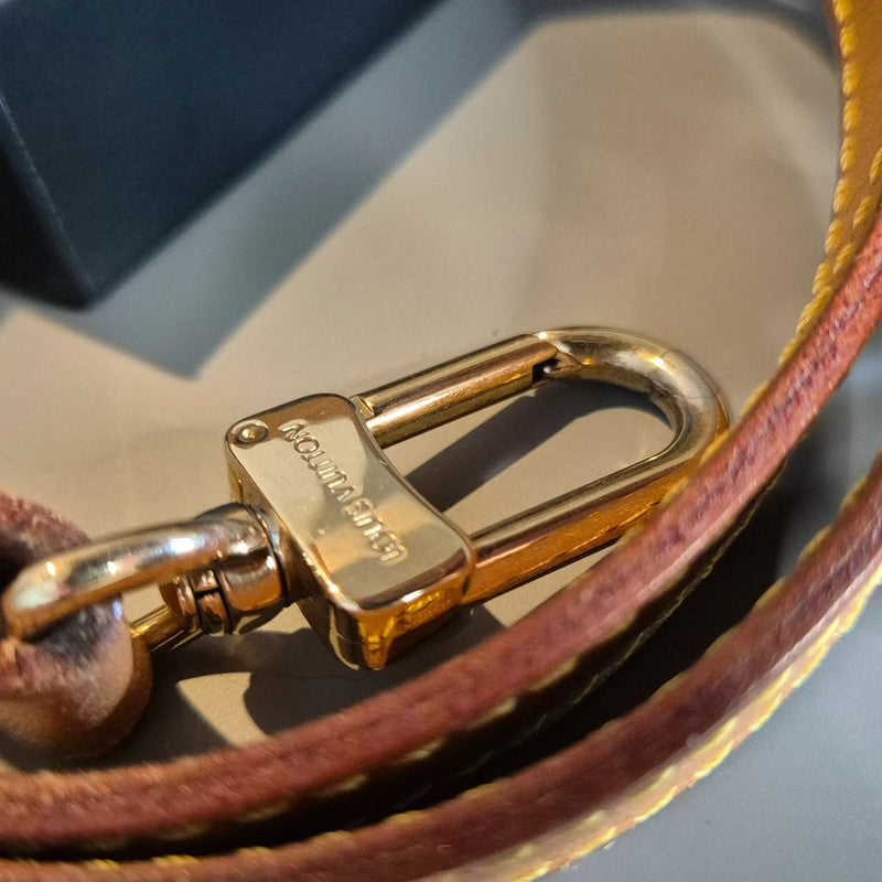 Fermeture métallique et bords du cuir – très bon état sans défaut