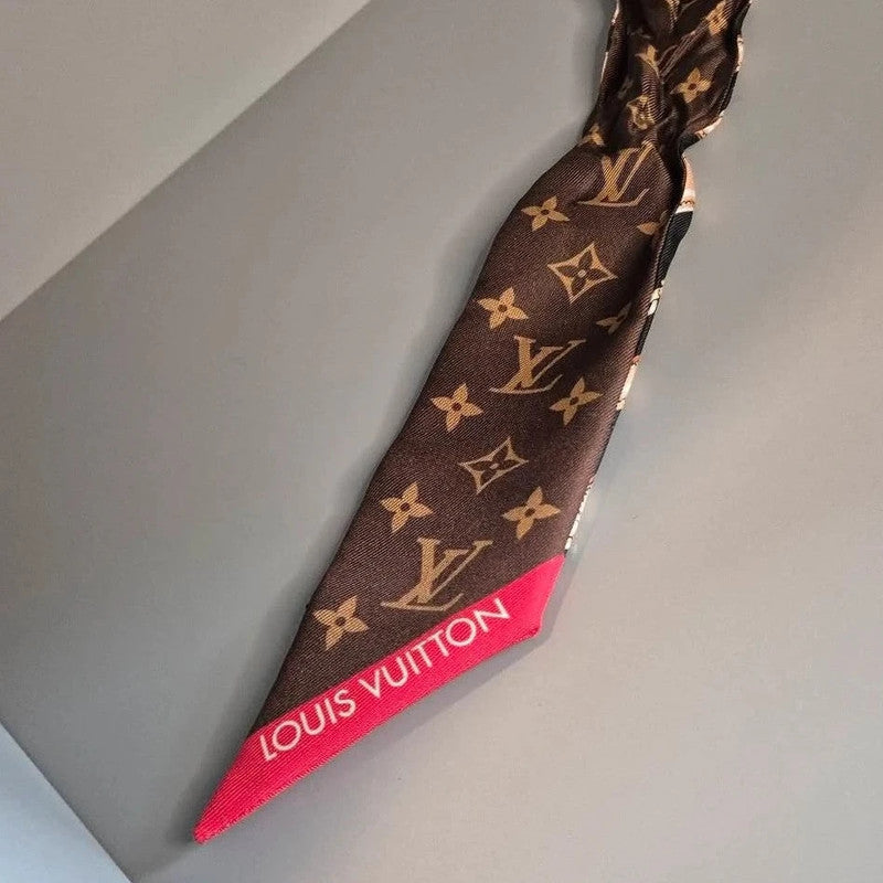 Extrémité du bandeau avec marquage rouge “Louis Vuitton”