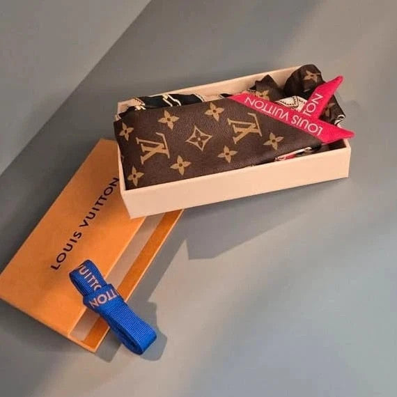 Vue pliée du bandeau en soie Louis Vuitton – teintes rose et noir