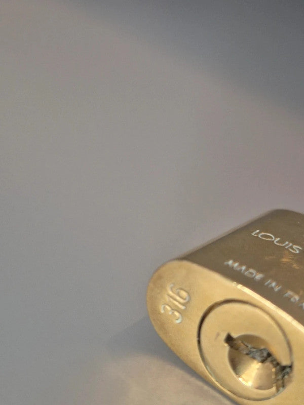 Zoom sur la serrure du cadenas Louis Vuitton avec numéro gravé 316