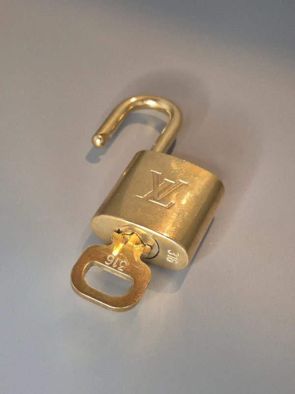 Cadenas doré Louis Vuitton – vue frontale sur l’arceau