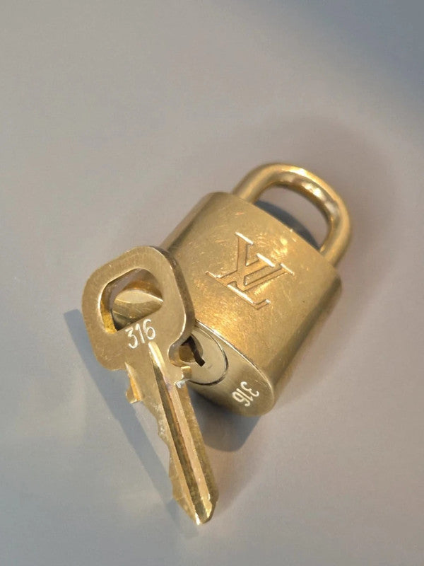 Cadenas et clé posés ensemble – mise en scène élégante