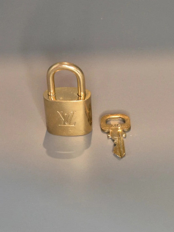 Cadenas et clé posés ensemble – mise en scène élégante