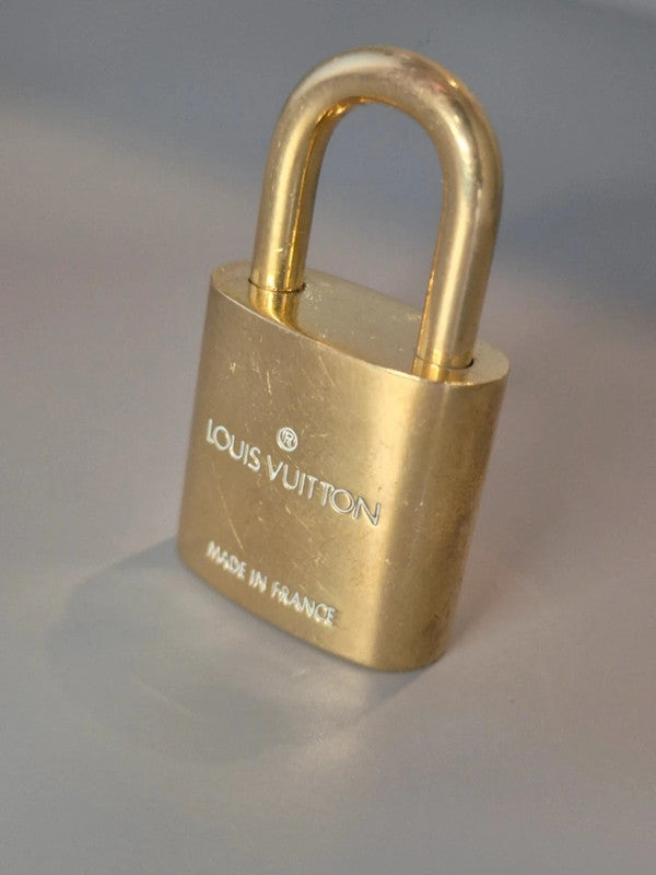 Cadenas Louis Vuitton doré – gravure complète “Made in France” et logo visible