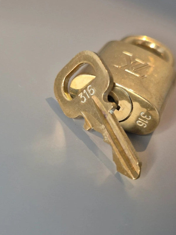 Zoom sur le numéro gravé et le mécanisme du cadenas