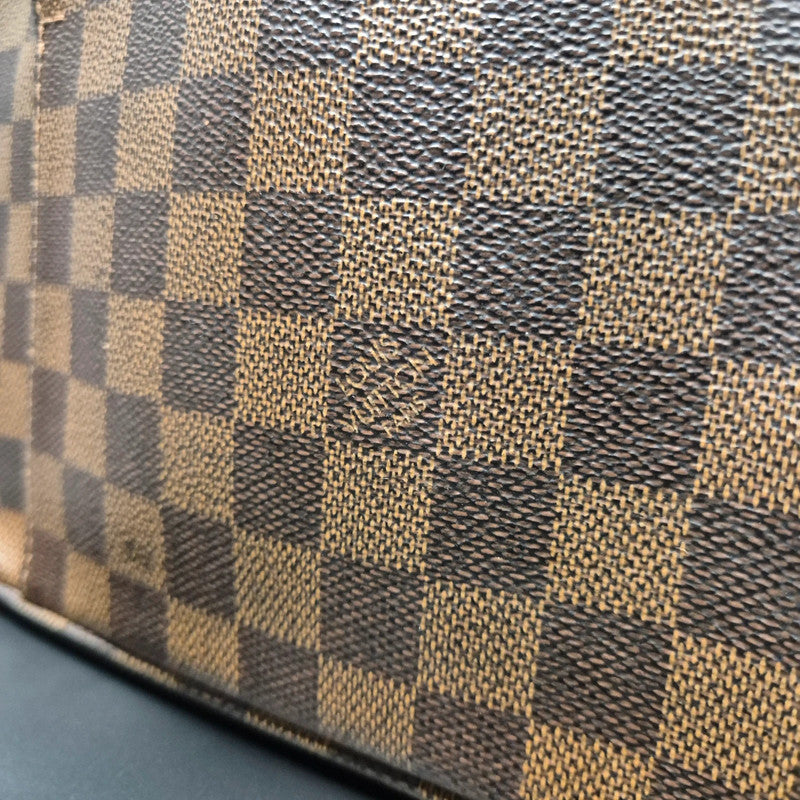 Zoom sur le motif damier ébène Louis Vuitton