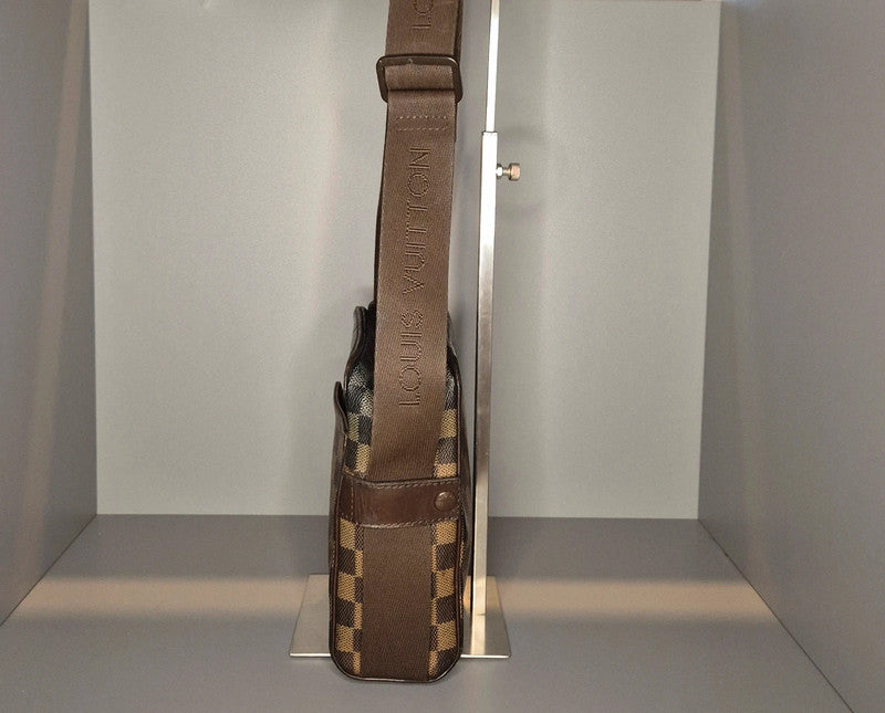Vue latérale du Louis Vuitton Olav PM – profil mince