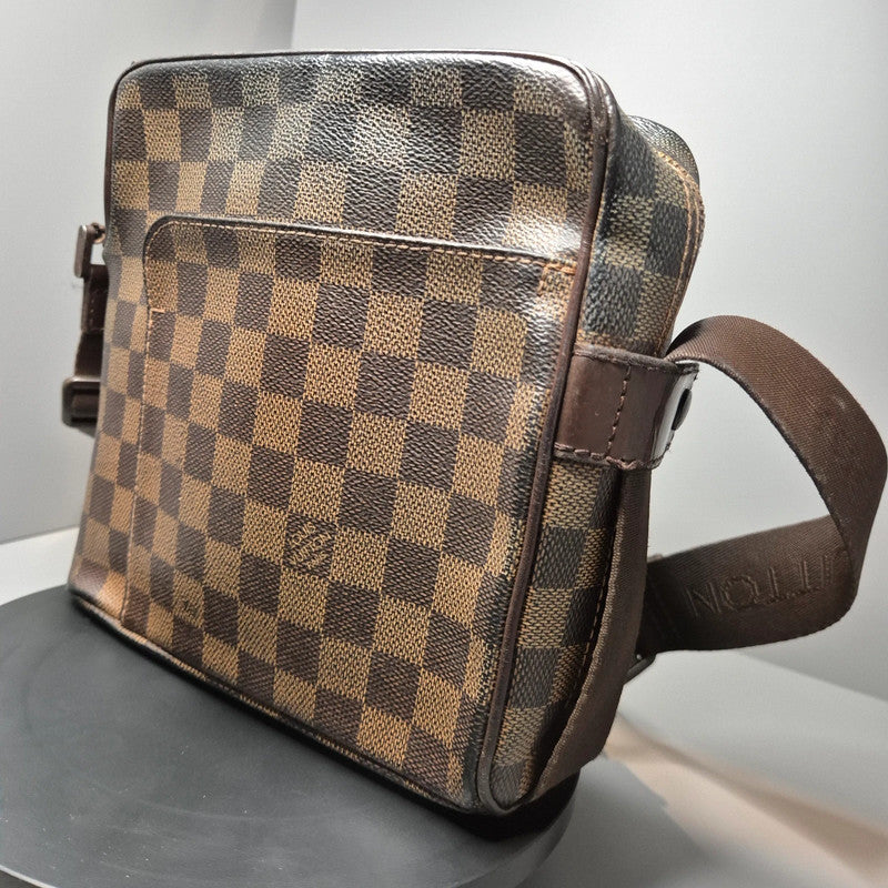 Vue 3/4 du sac Louis Vuitton Olav PM