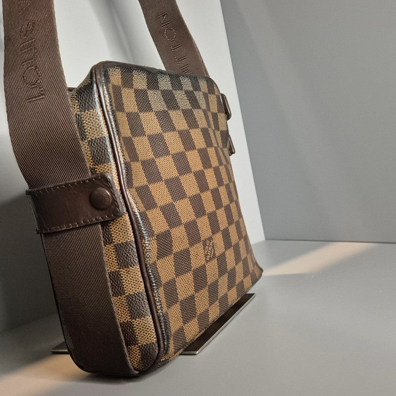 Sac Louis Vuitton Olav PM – incliné sur le côté