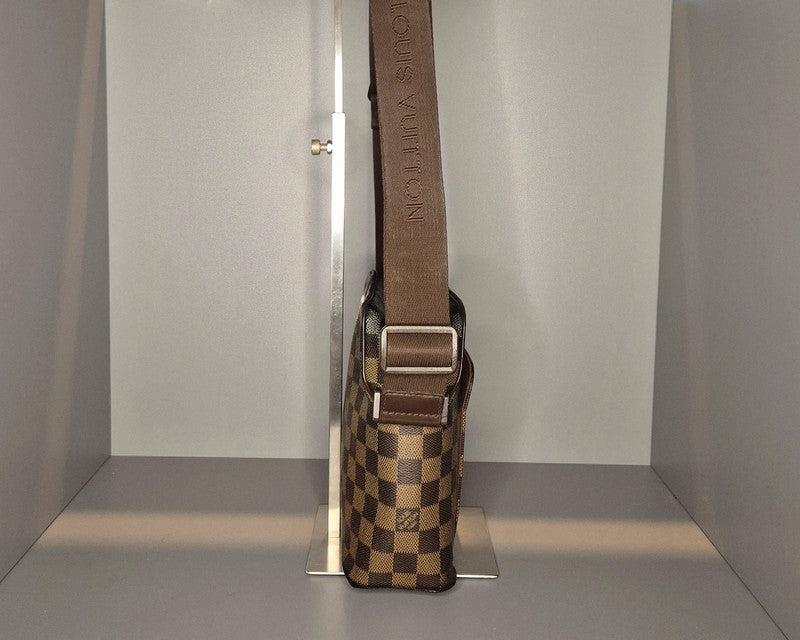Vue de côté du sac Louis Vuitton Olav PM avec bandoulière