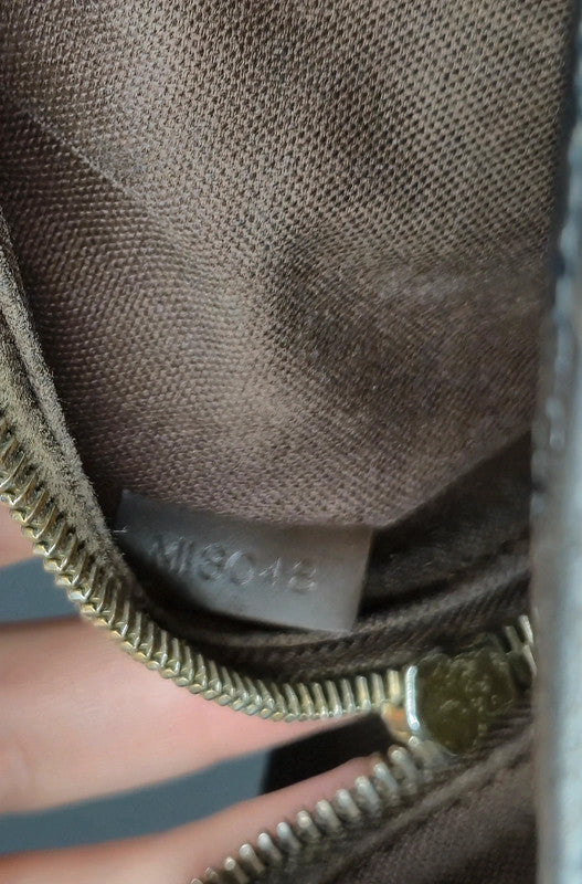 État intérieur du sac Louis Vuitton Olav PM – doublure foncée - code d'authenticité
