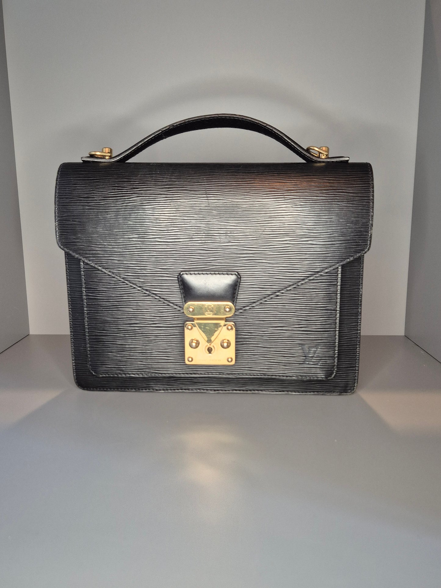 Vue de face du sac Louis Vuitton Monceau 28 en cuir Épi noir