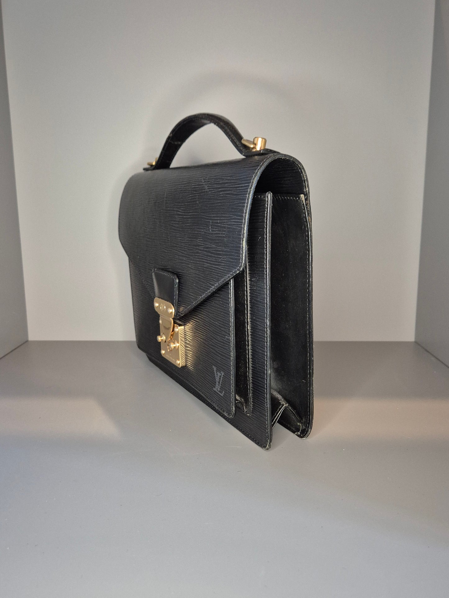 Vue 3/4 avant droite – Monceau 28 en cuir Épi noir