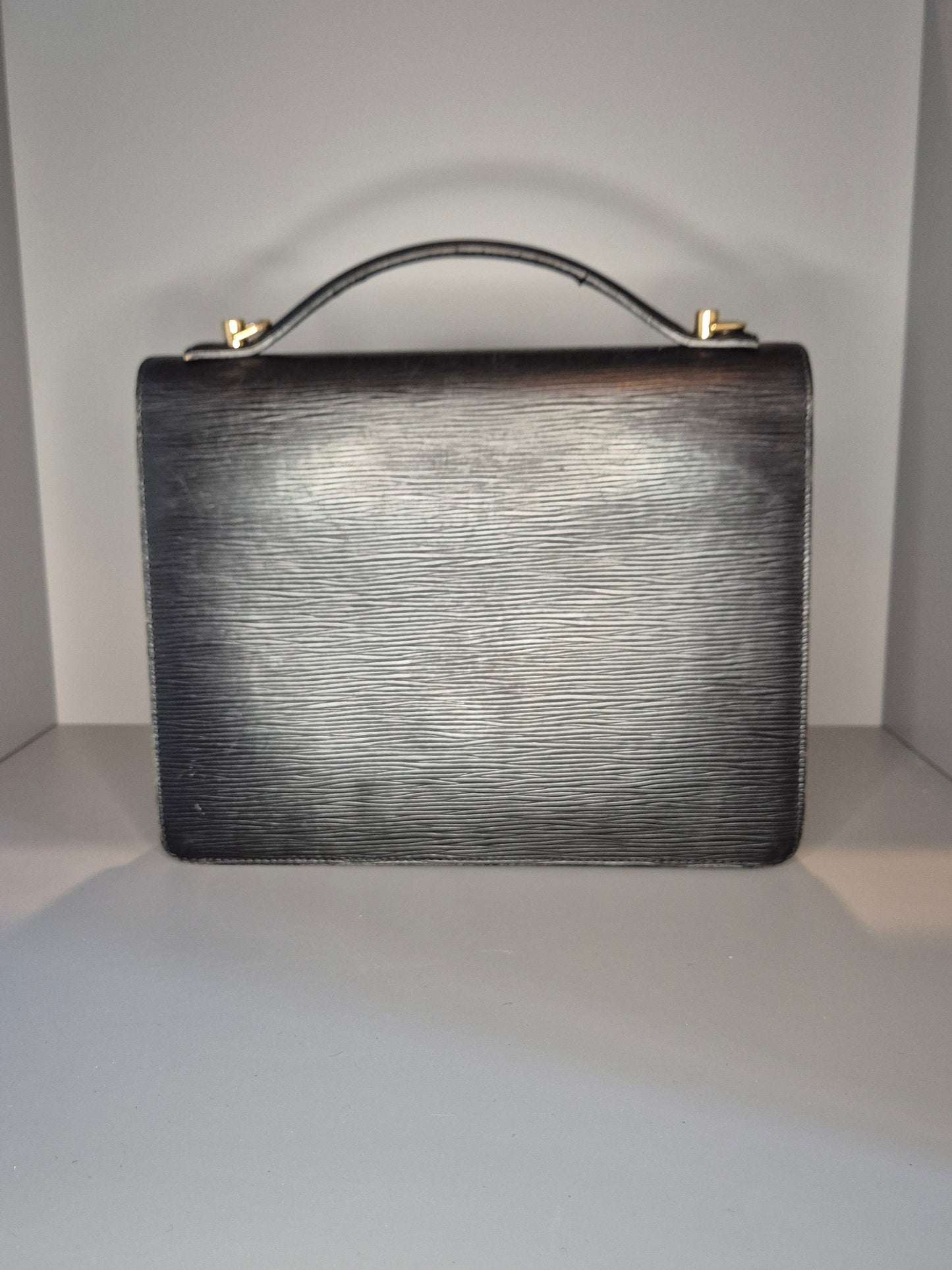 Vue de dos du Monceau 28 – cuir grainé noir Louis Vuitton
