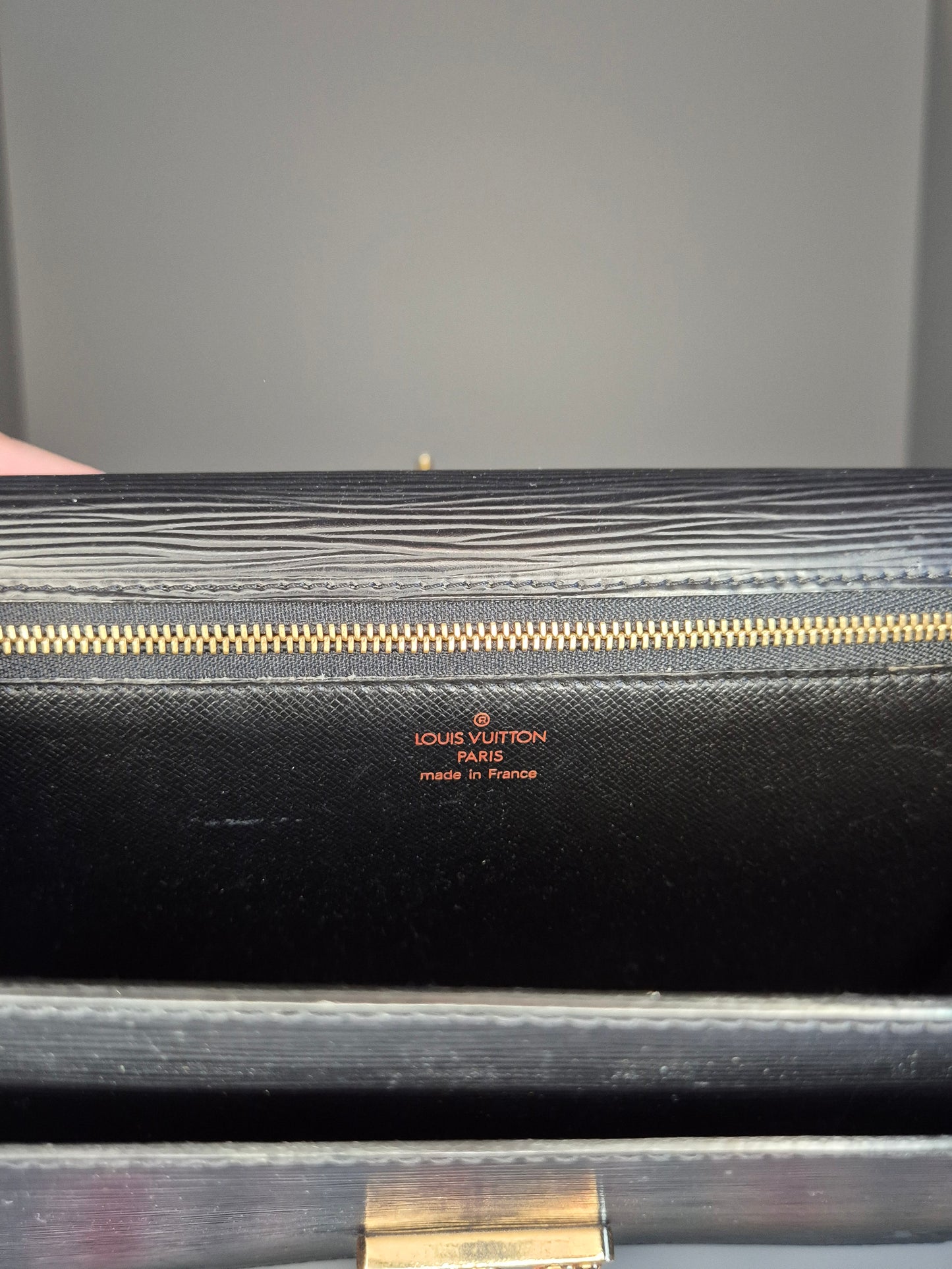 Focus intérieur – marquage Louis Vuitton Made in France