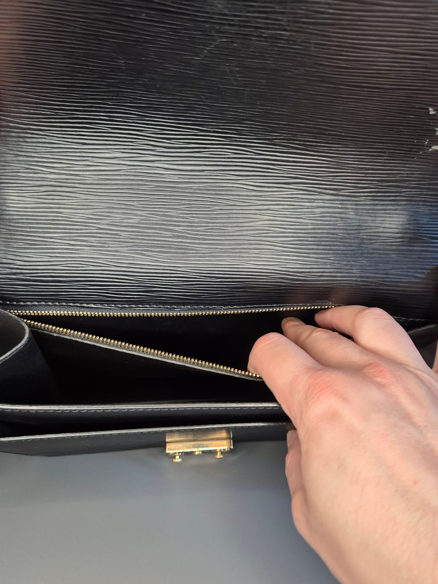 Zoom sur le zip intérieur – sac Monceau cuir noir