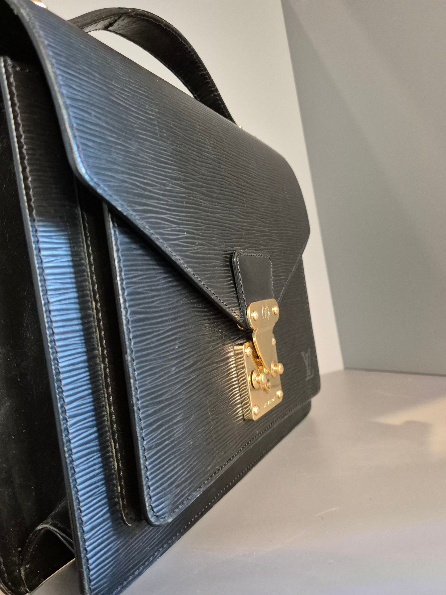 Vue latérale gauche du sac Monceau 28 – forme cartable rigide