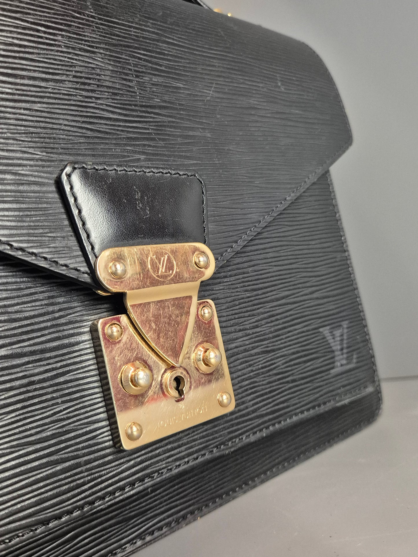 Zoom sur l’angle avant – cuir Épi noir Louis Vuitton