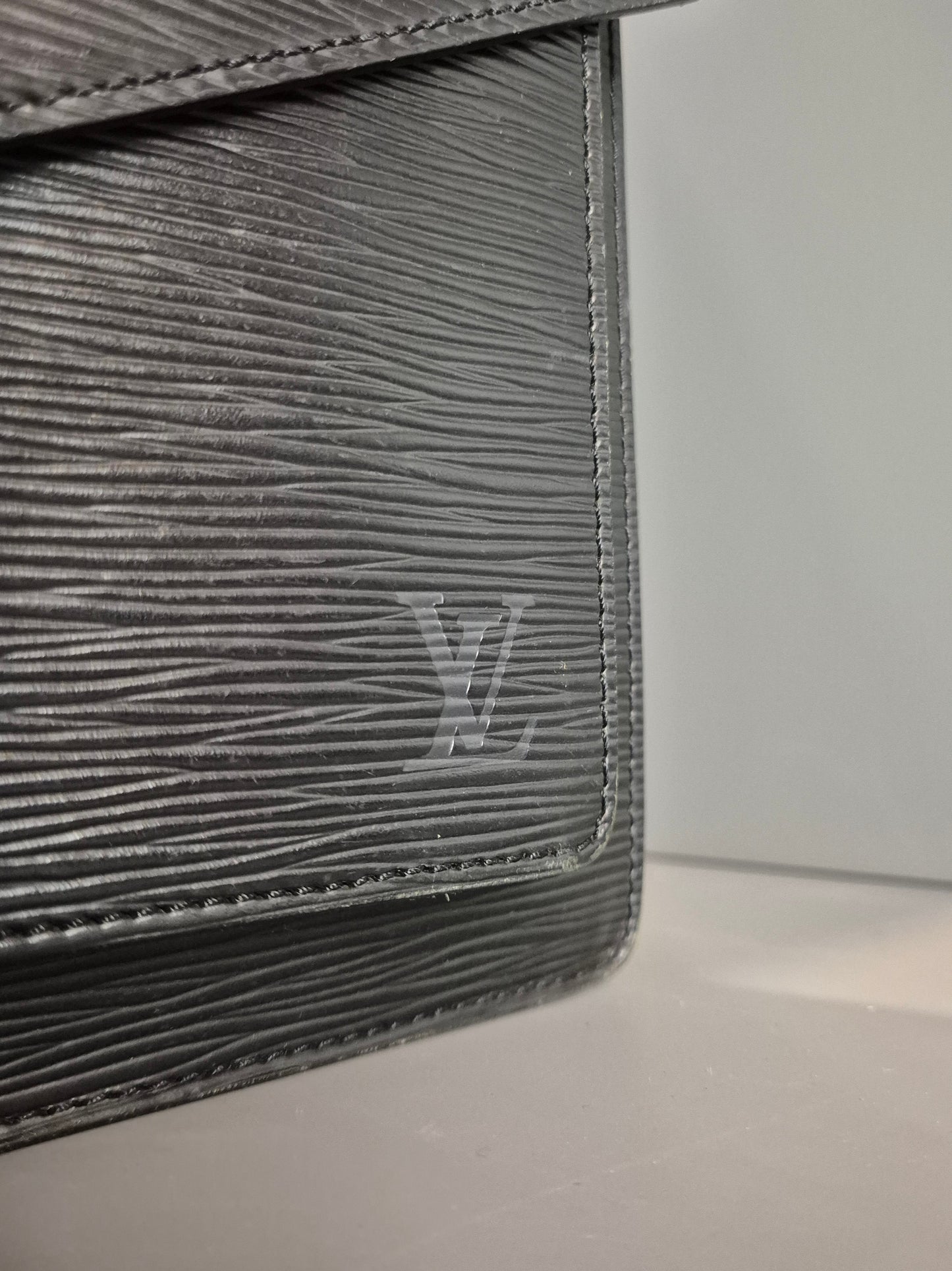 Zoom sur le cuir Épi grainé avec embossage LV discret
