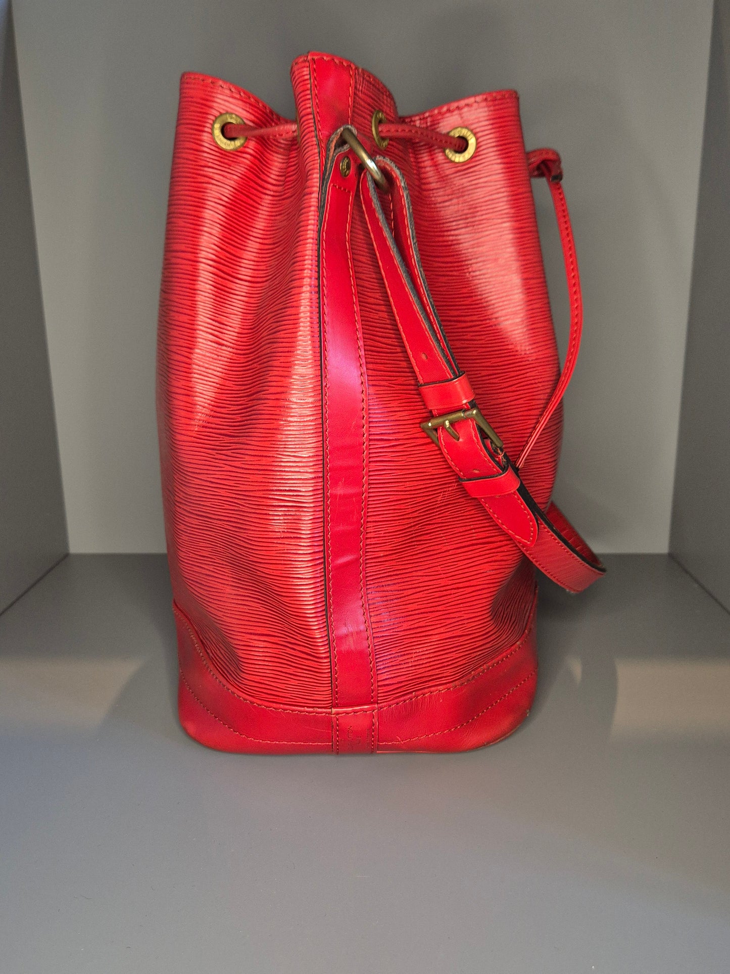 vue latérale sac Louis Vuitton Noé GM rouge