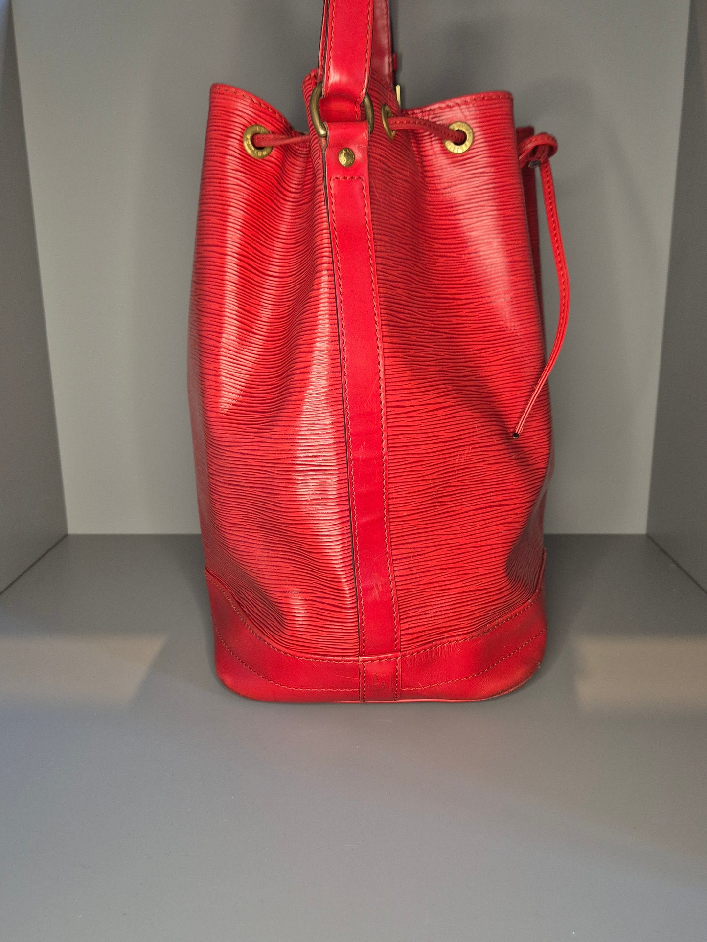 Vue latérale gauche du sac Noé GM
