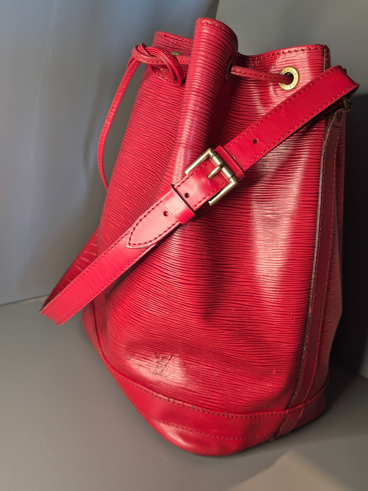 détail bandoulière cuir rouge Noé GM Louis Vuitton