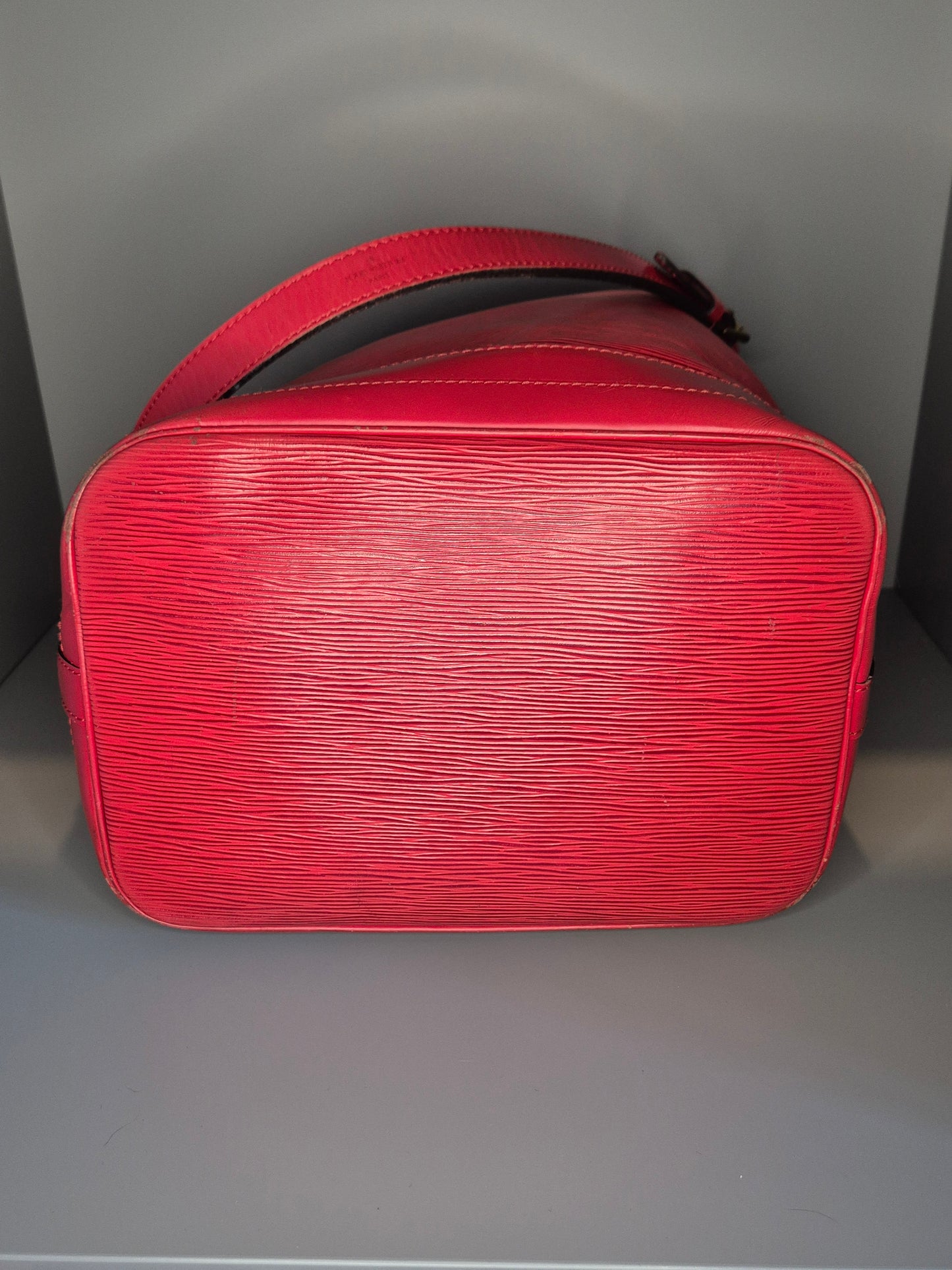 Vue angle bas du sac Noé GM