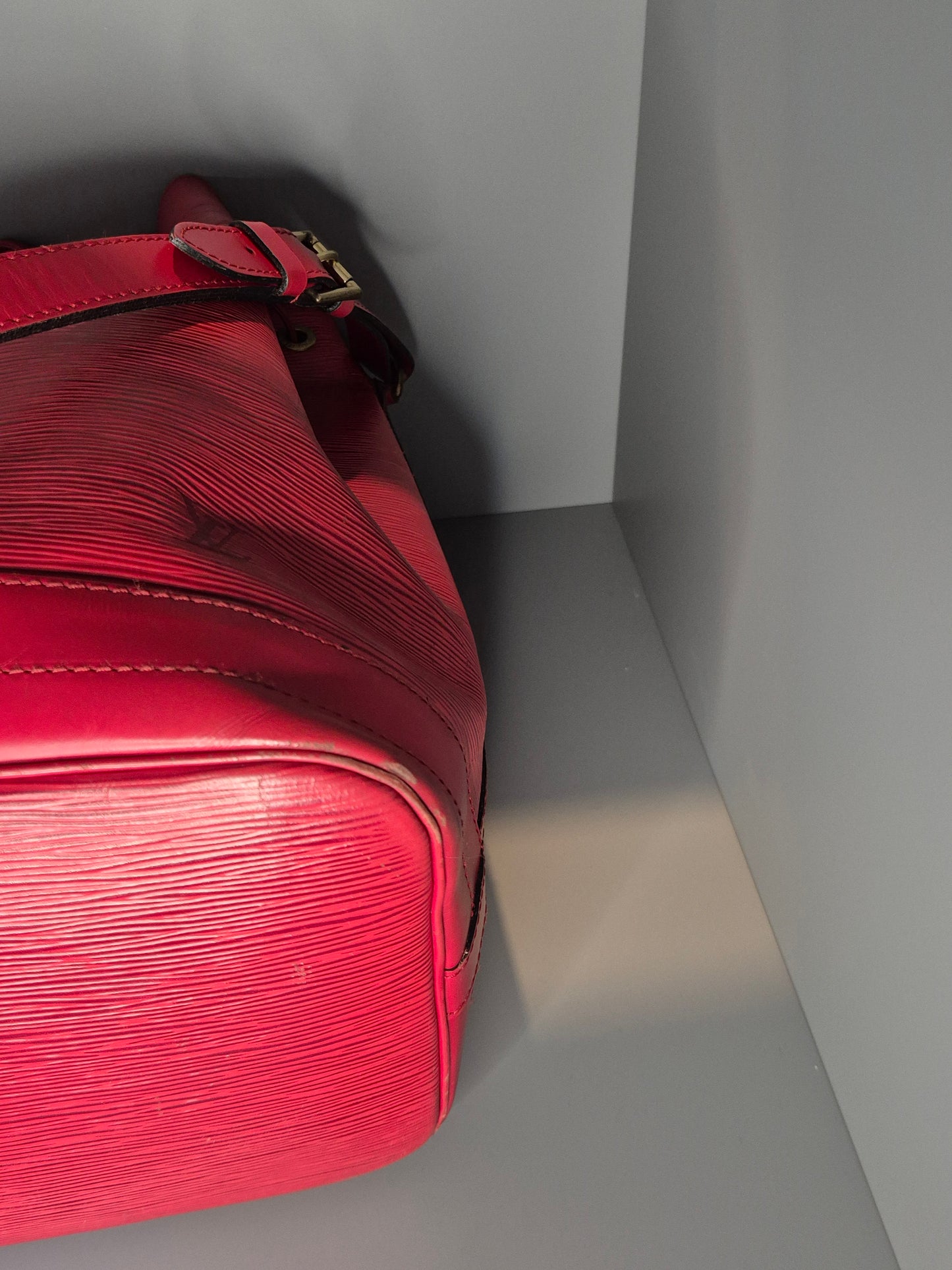 Coin supérieur droit louis vuitton noé GM