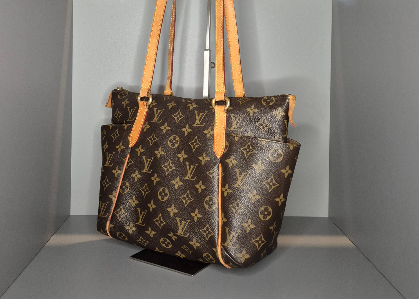 Profil droit du sac avec bandoulières en vachette naturelle