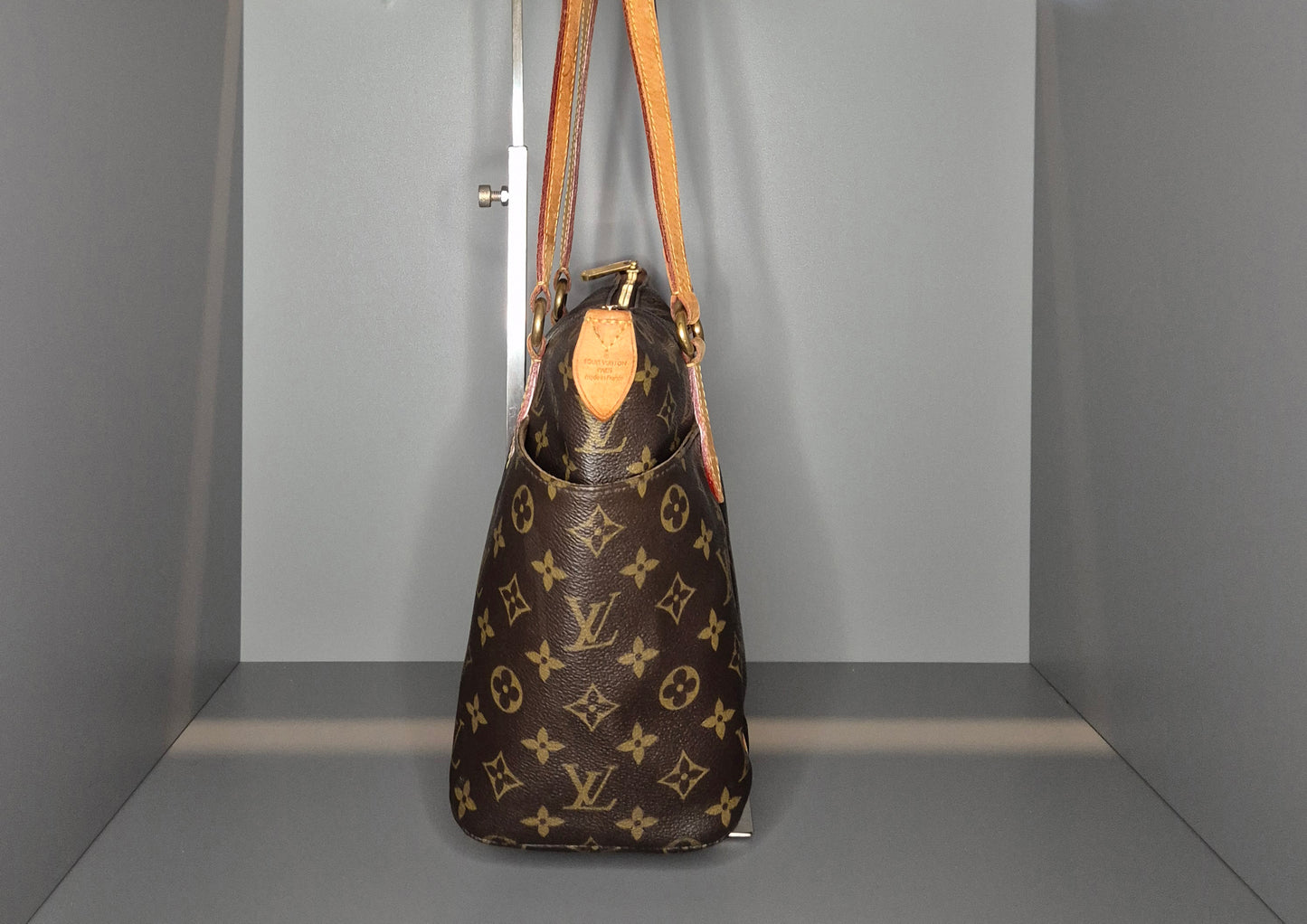 Profil droit – sac cabas Monogram avec poches latérales
