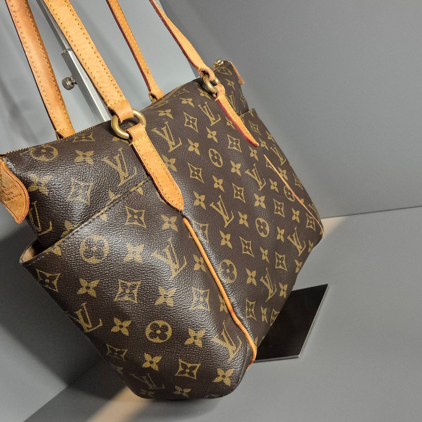 Vue en diagonale du sac porté main – design iconique LV