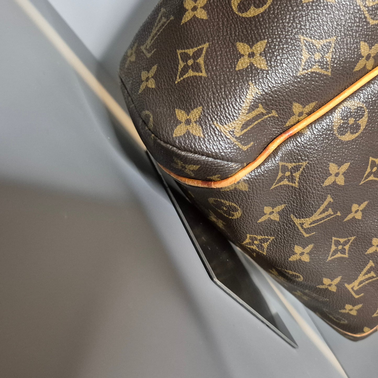 Zoom sur la couture entre toile et cuir naturel