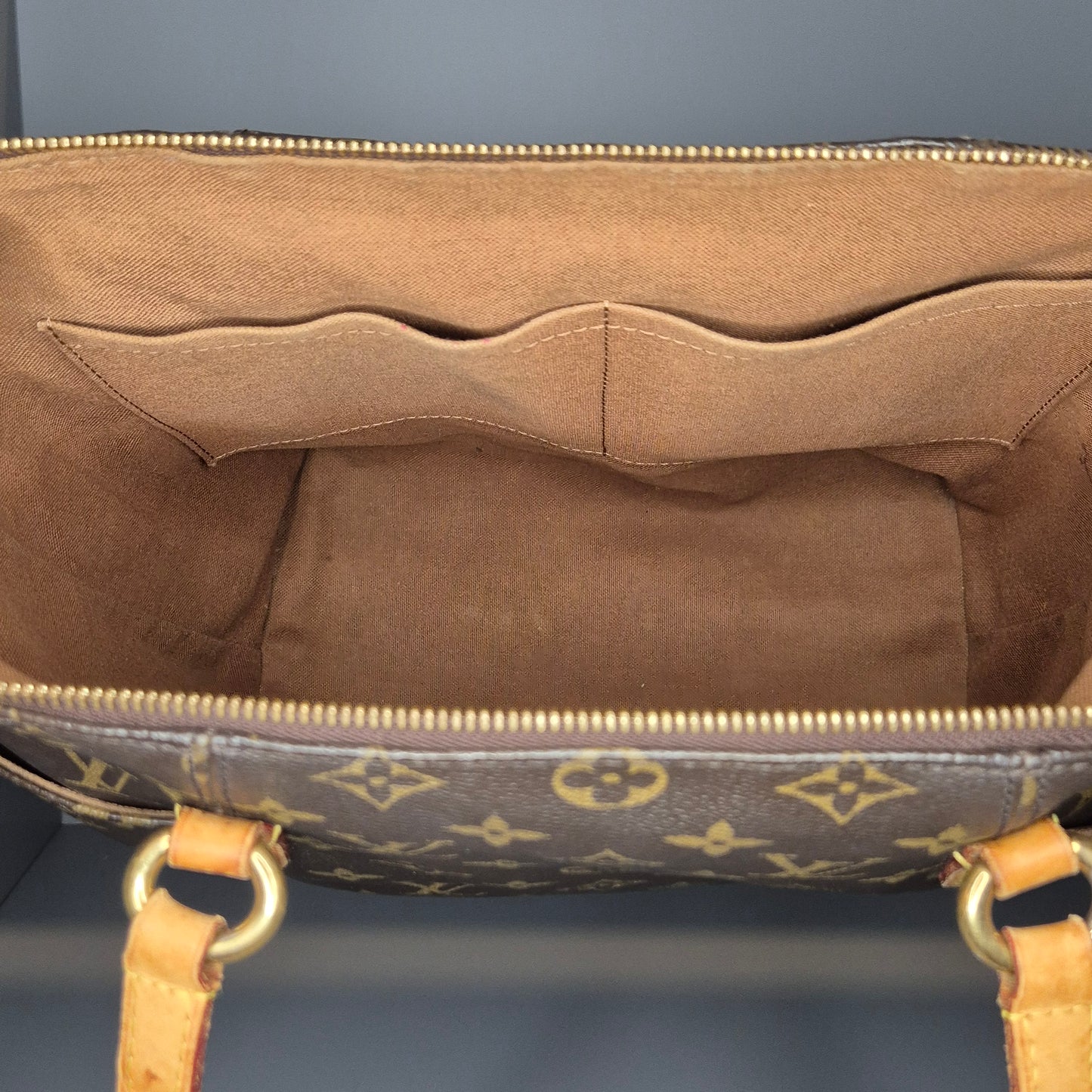 Détail de la couture intérieure et finition en tissu beige