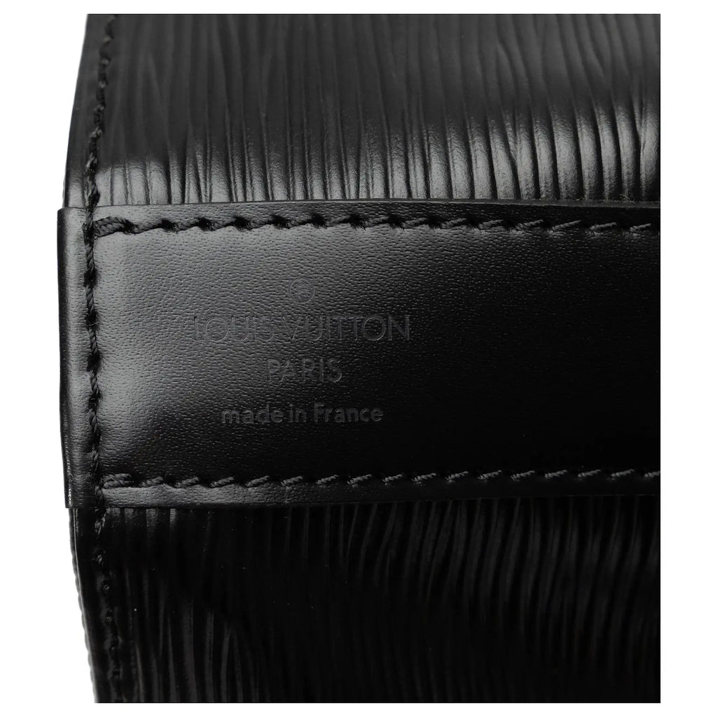 Logo LV Twist en gros plan sur cuir noir
