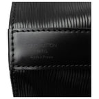 Logo LV Twist en gros plan sur cuir noir