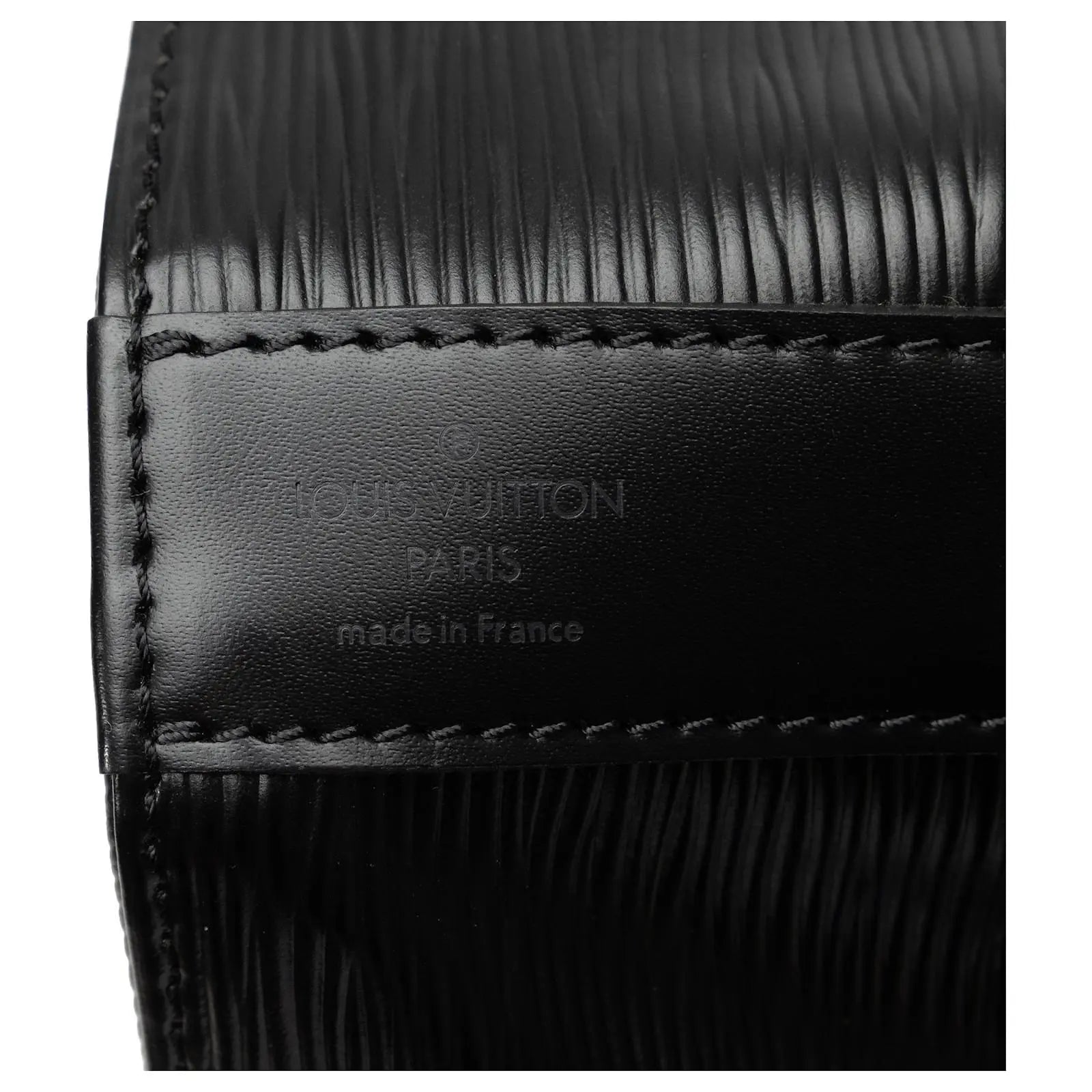 Logo LV Twist en gros plan sur cuir noir