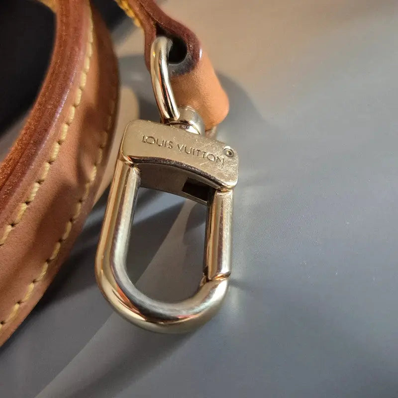 Détail du fermoir en métal Louis Vuitton – gravure nette et cuir patiné clair