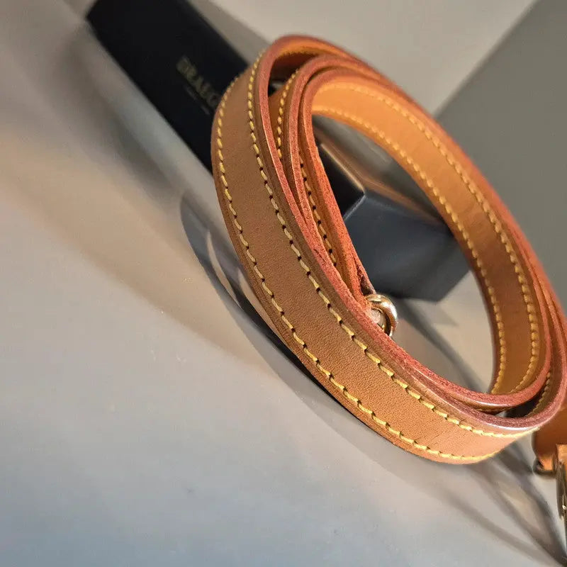 Zoom sur le cuir lisse et surpiqûres beiges – finition impeccable