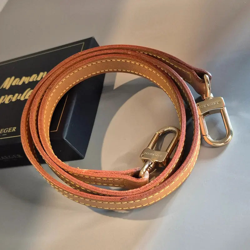 Vue de dessus – bandoulière enroulée avec mousqueton doré apparent