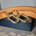 Détail du crochet – mousqueton Louis Vuitton en laiton doré