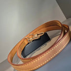 Bandoulière enroulée – vue oblique avec boucle dorée