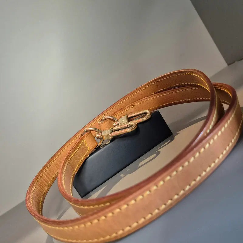 Bandoulière enroulée – vue oblique avec boucle dorée