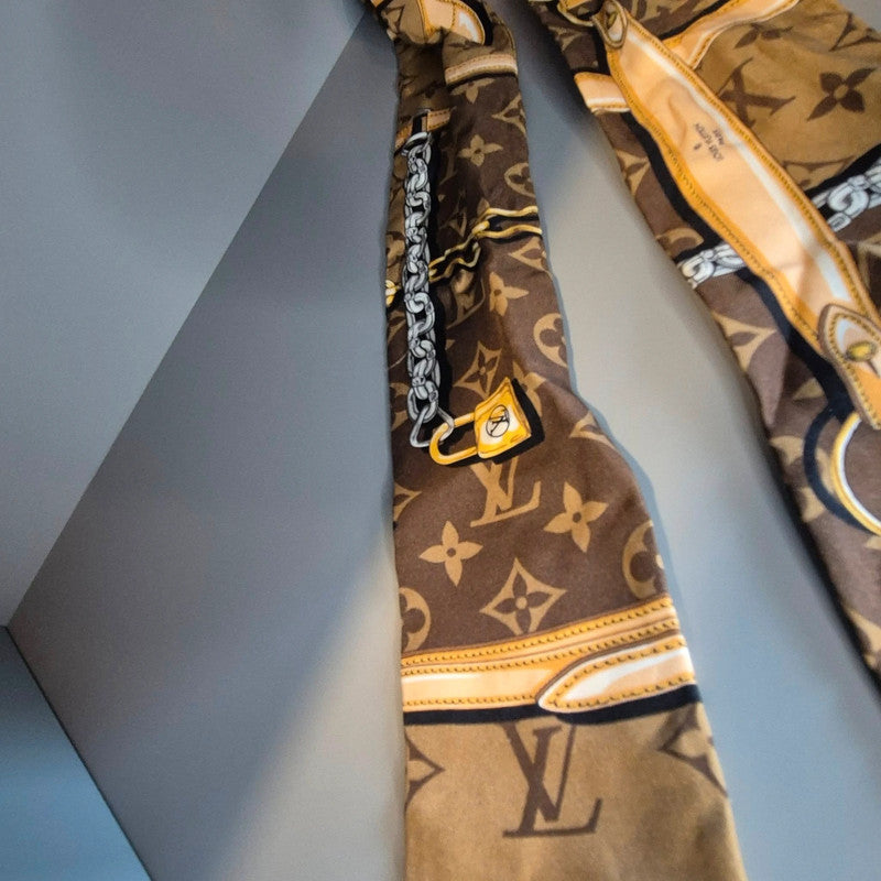 Vue suspendue du bandeau – longueur totale avec monogramme et cadenas dorés