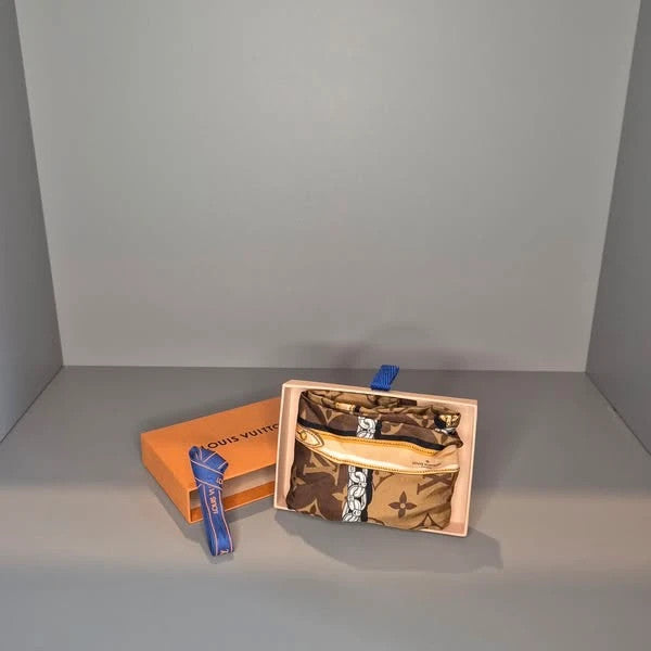 Bandeau Louis Vuitton Confidentiel avec boîte d’origine – vue d’ensemble élégante