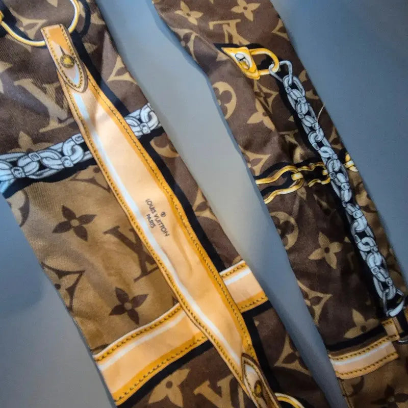 Vue dépliée du bandeau Louis Vuitton – chaînes entrelacées et coutures apparentes