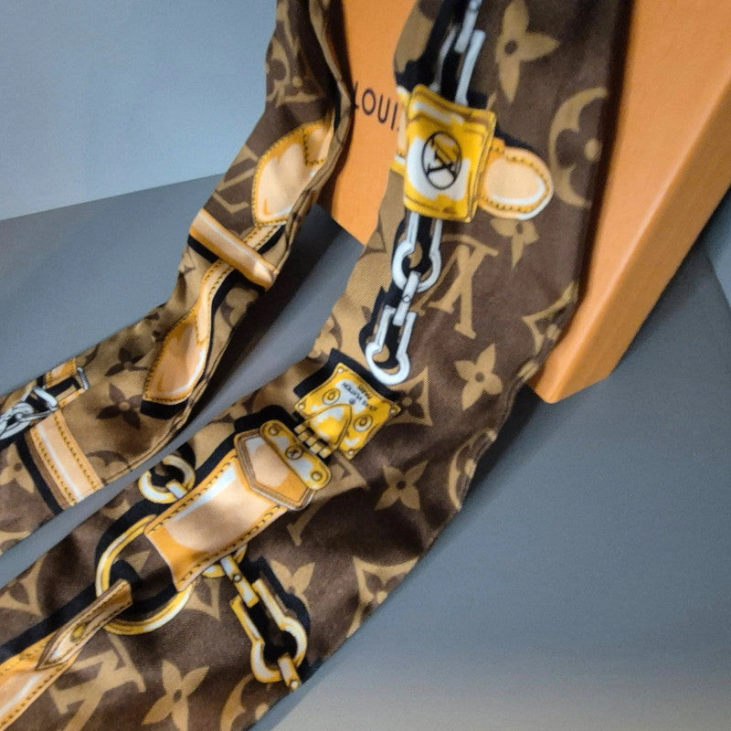 Zoom sur les chaînes et monogrammes du motif Confidentiel