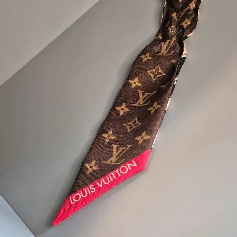 Extrémité du bandeau avec marquage rouge “Louis Vuitton”